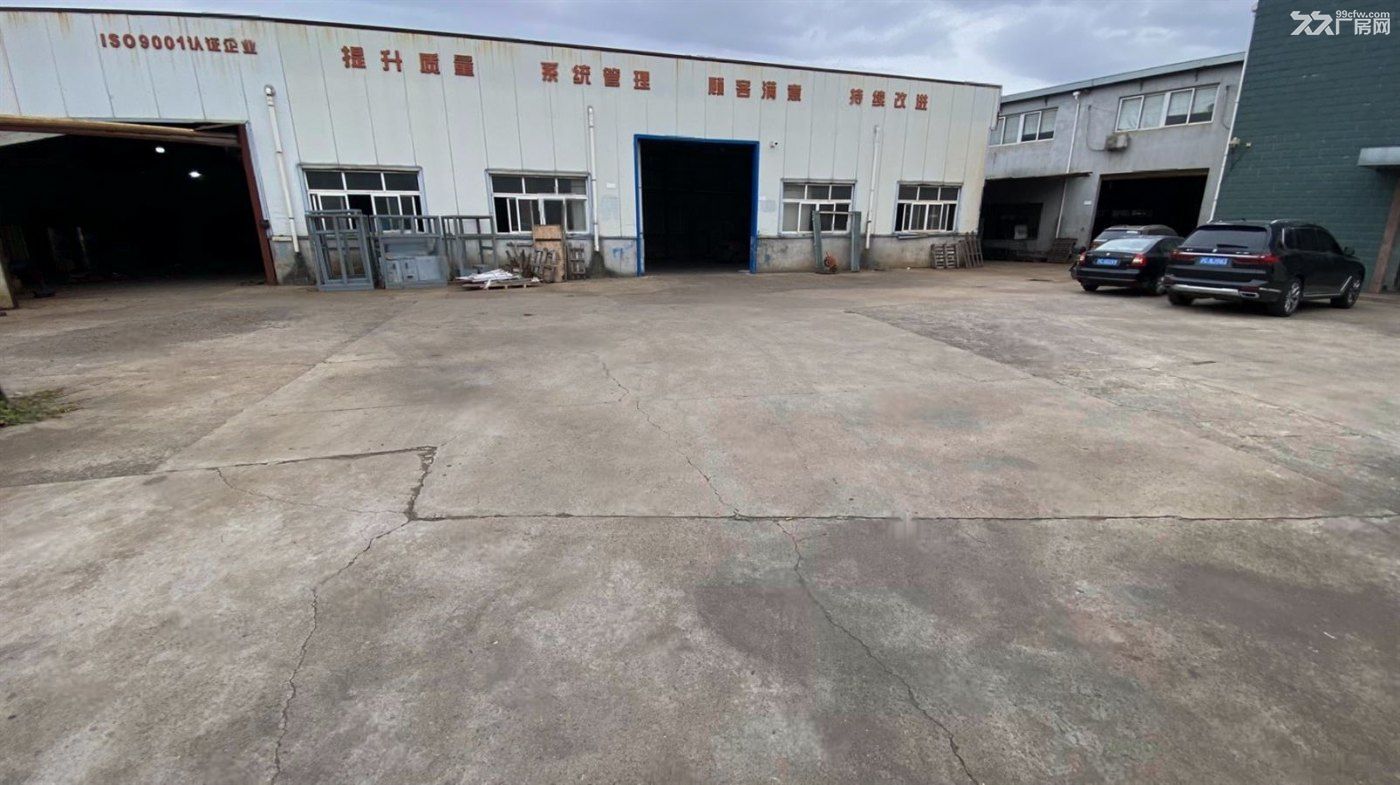 物业出租：曹安公路主干道独门独院厂房出租，带行车，带办公室，行业不限
