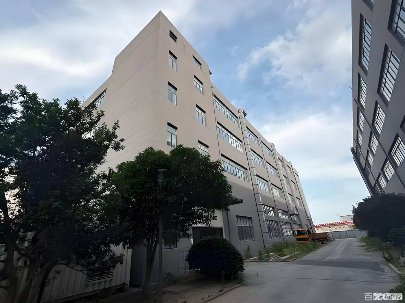 东莞市凤岗镇金凤凰5000平方厂房仓库出租 注（一楼高度8米二楼6米带牛角）