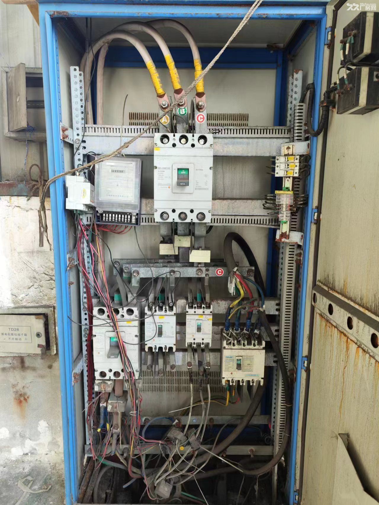 黄陂临空钢构厂房2000平，行车5吨，配套食堂宿舍