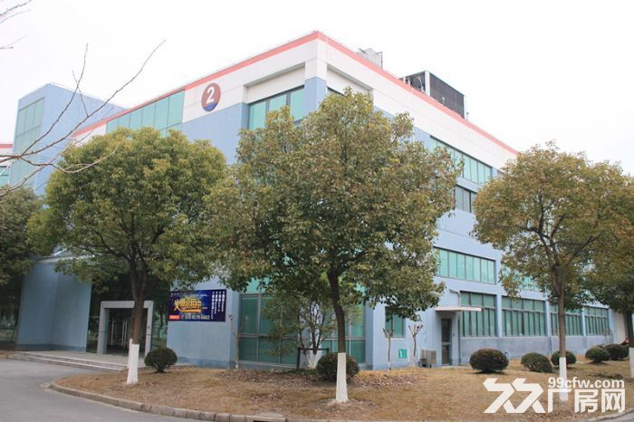 张江包环评生物医药厂房，独门独院4500平出租。可化学医药，设备齐全，实拍随时交
