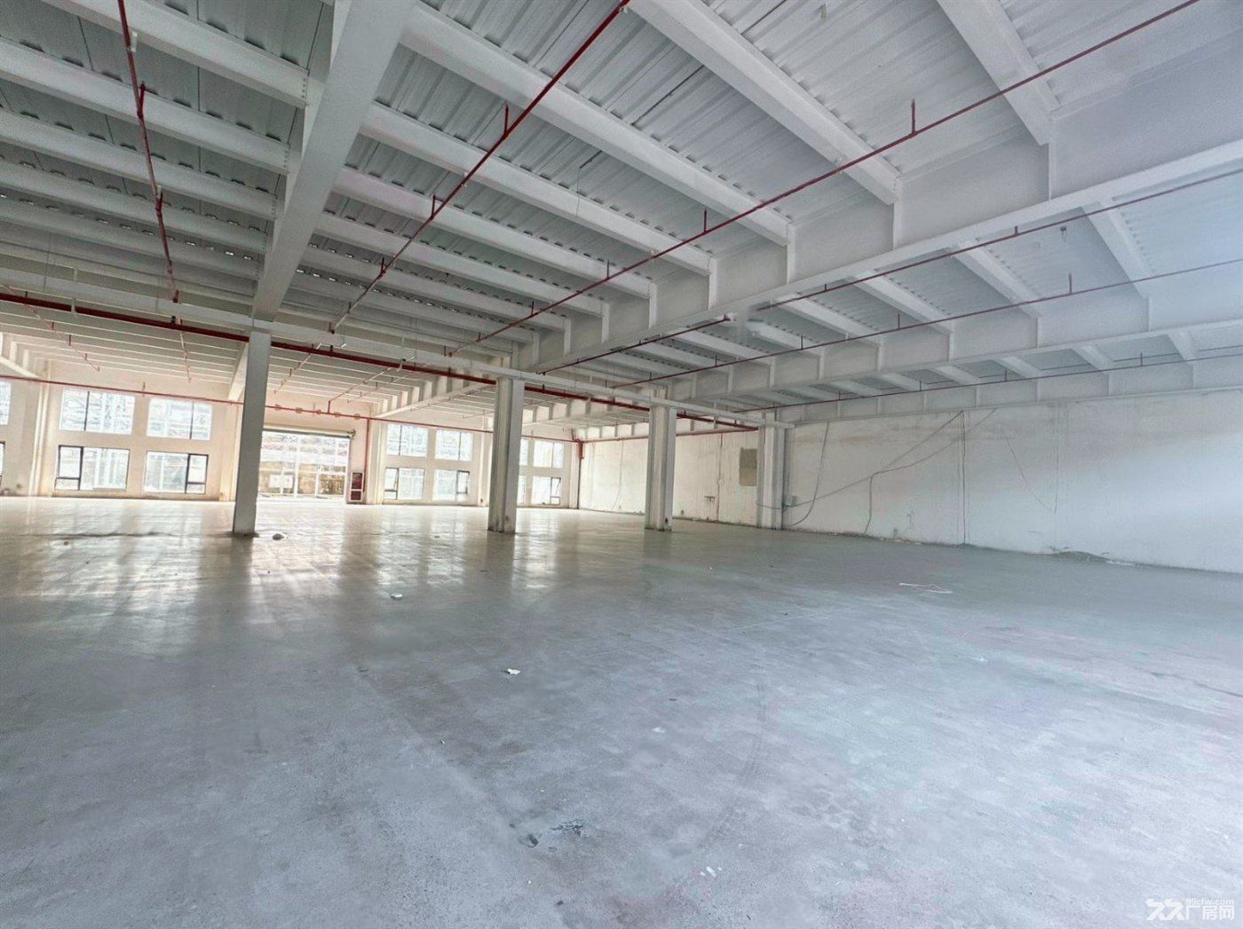 免;:曹安公路路边 2千平可做展示面,可分割,适合展厅汽车4s店 - 2