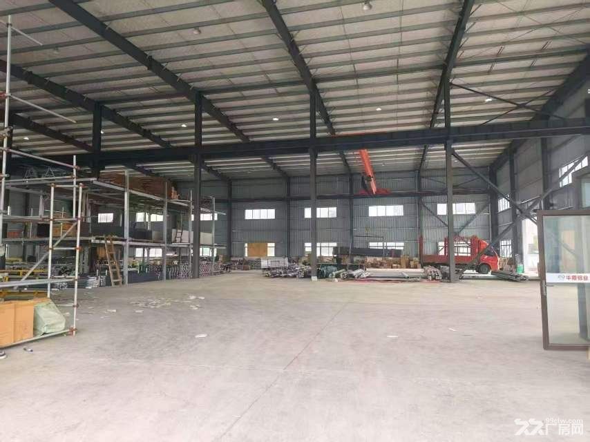 高标钢结构厂房,紧邻主干道