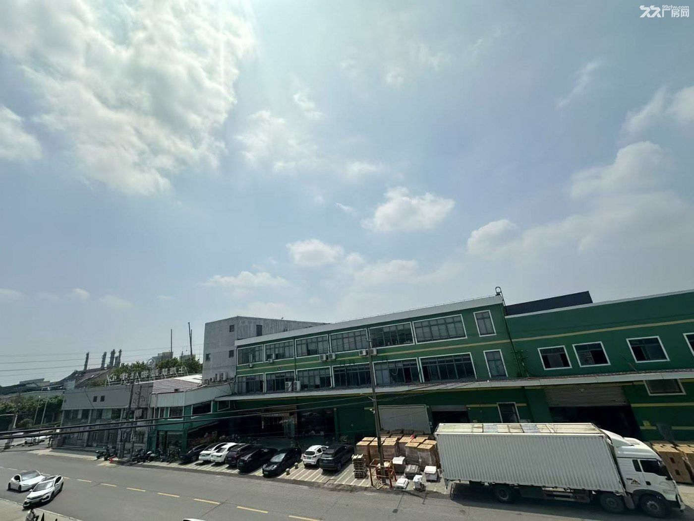 闵行区龙吴路近市区厂房,园区内有铁路,马路对面有码头.交通便利.设施完善.
