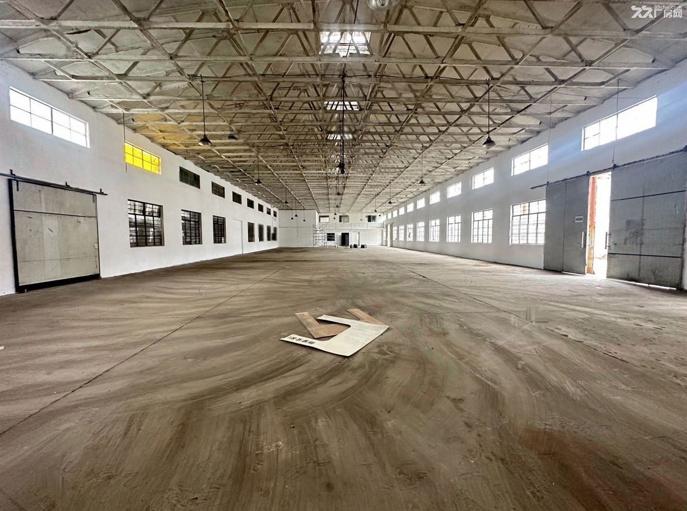 独门独院1600平 开价1元 带行车 配套宿舍办公室