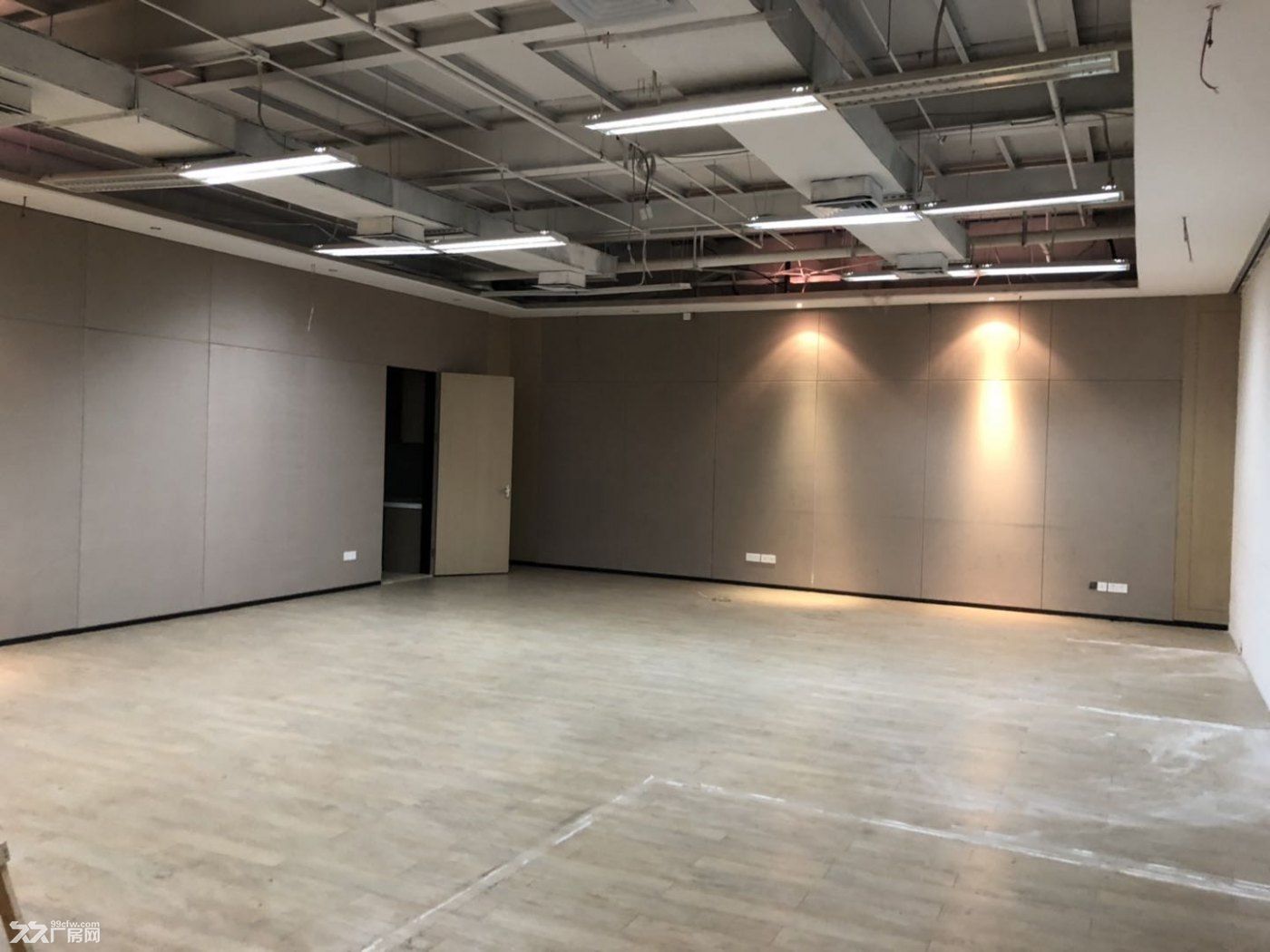 南山西丽地铁口稀有5.2米层高一楼300平实验室展厅办公室出租