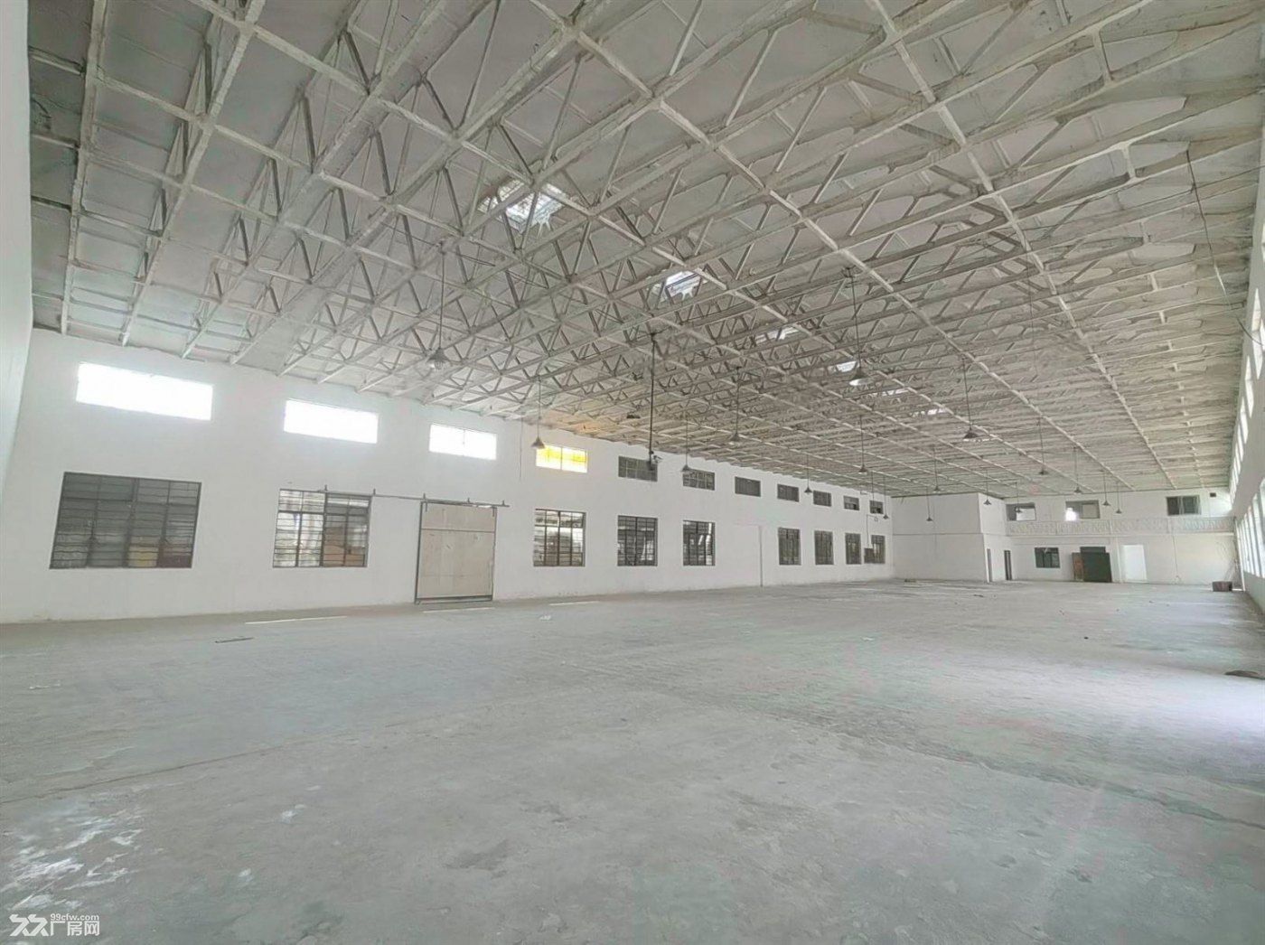 房东出租：独门独院1700平 没有公摊 层高9米有7间宿舍 可做厨房