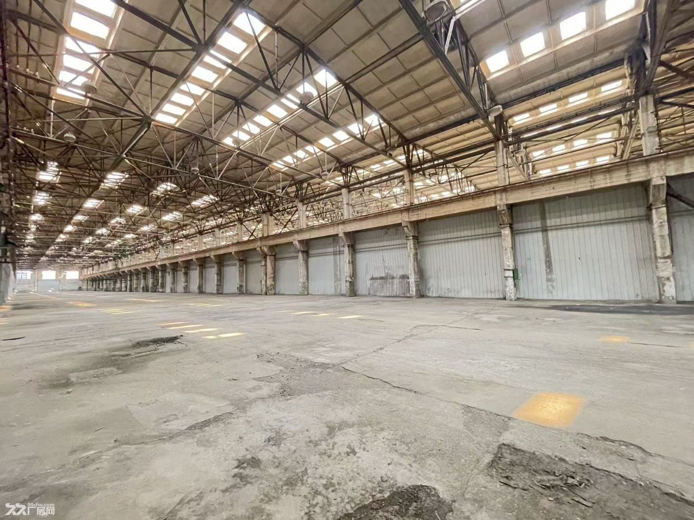 独院12500厂房高度13米带天车配有办公住宿空地库房