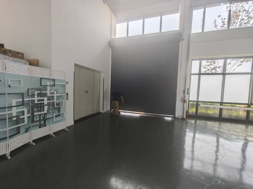 精装修,独栋。领包入住标准厂房,送大平台。 - 2