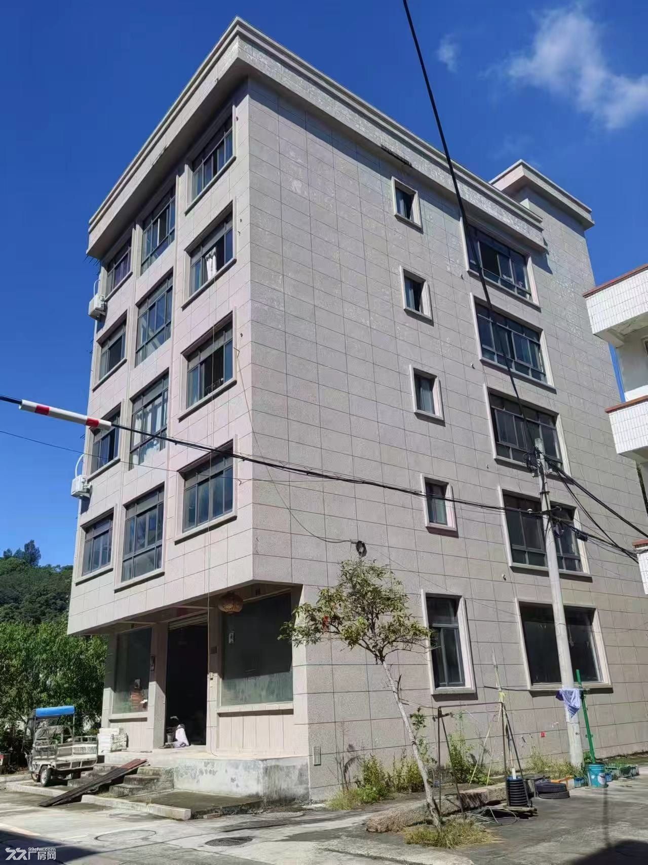 场地内部新装，适合模具加工行业，自动化机床，内带洗手间。