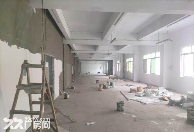 龙岗新出楼上厂房2000平，可分租，空地超大，有4吨货梯