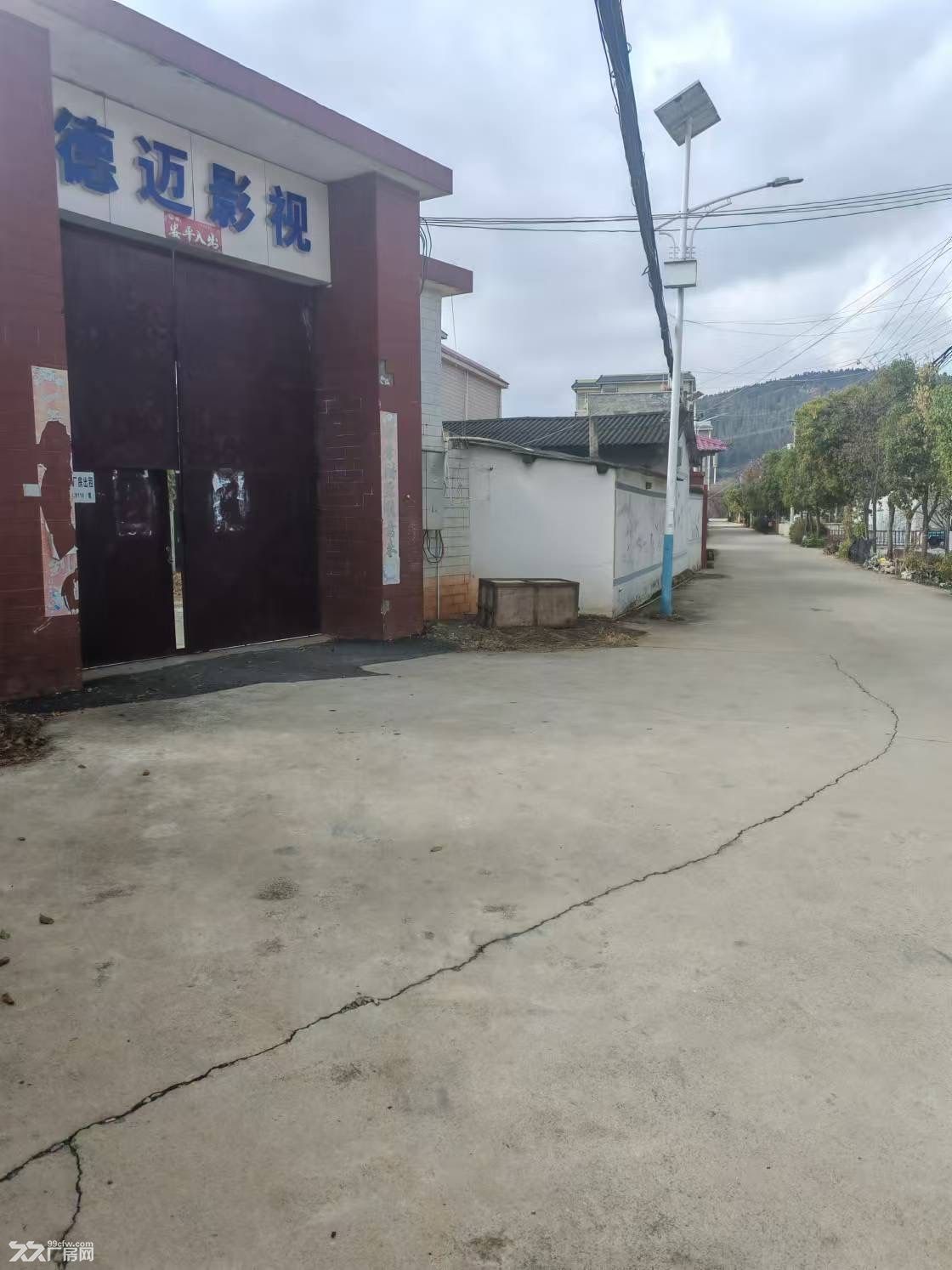 占地二仟陆佰平米,厂房一仟二佰平米,宿舍十二间,卫生间二间, - 2