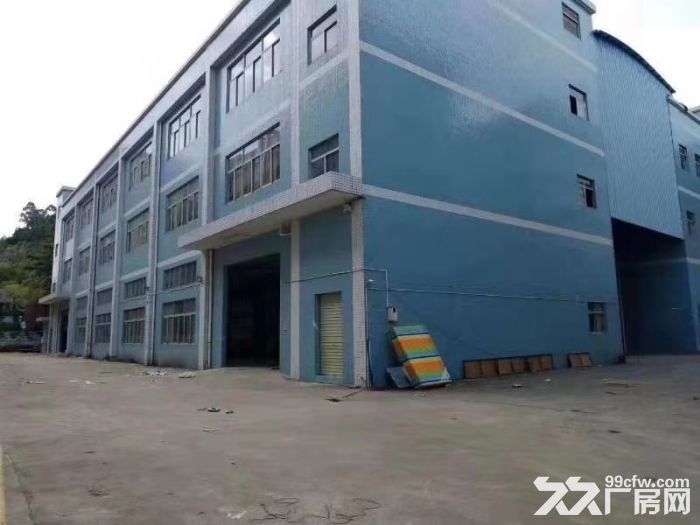 凤岗临深圳平湖 两个独门独院厂房出租共10900平米