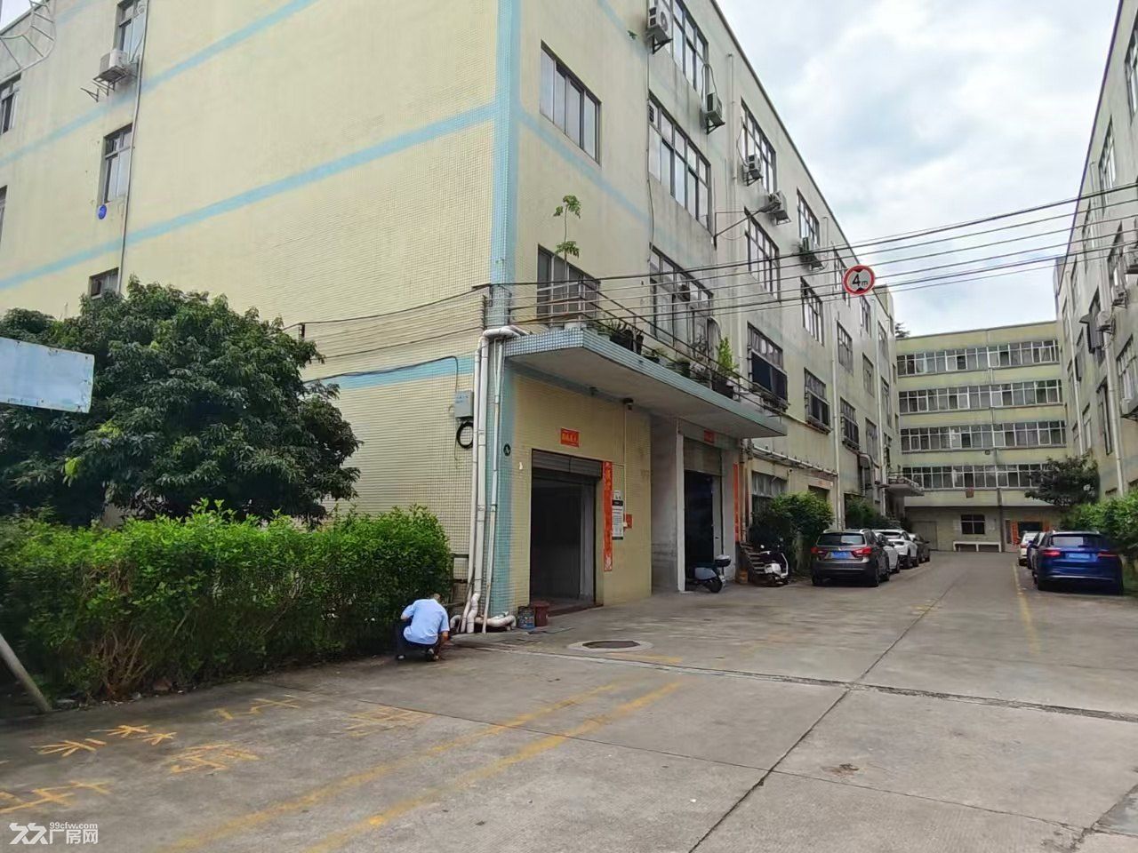 松岗燕川原房东标准一楼厂房645平,带有现成行车,办公室,价格便宜