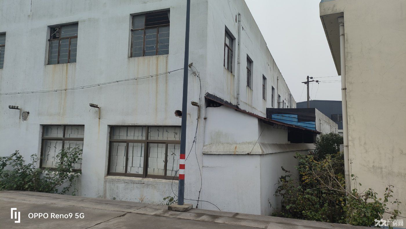 观海卫工业区3.7亩厂房4000平房售840万，二本证件，可分开出售