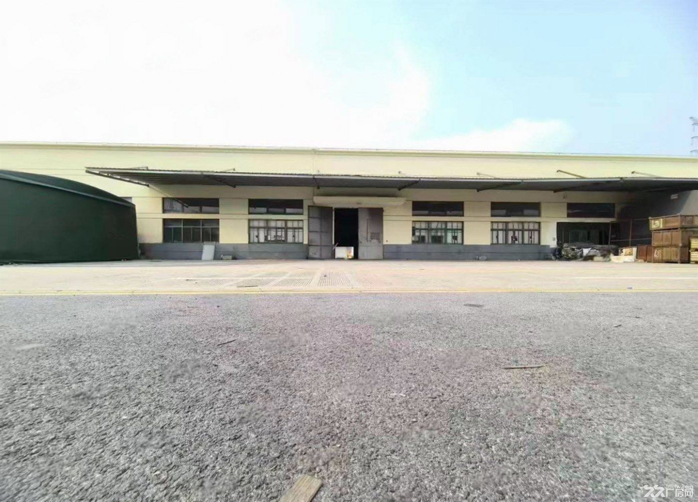 房东出租:华新空出单层1150平高度8米两边带卸货雨棚场地大挂车好进出