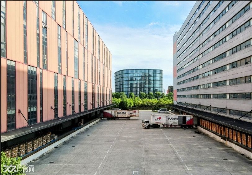 闵行莲花南路地铁口旁高平台仓库出租,价格9毛,面积可灵活分割 - 3