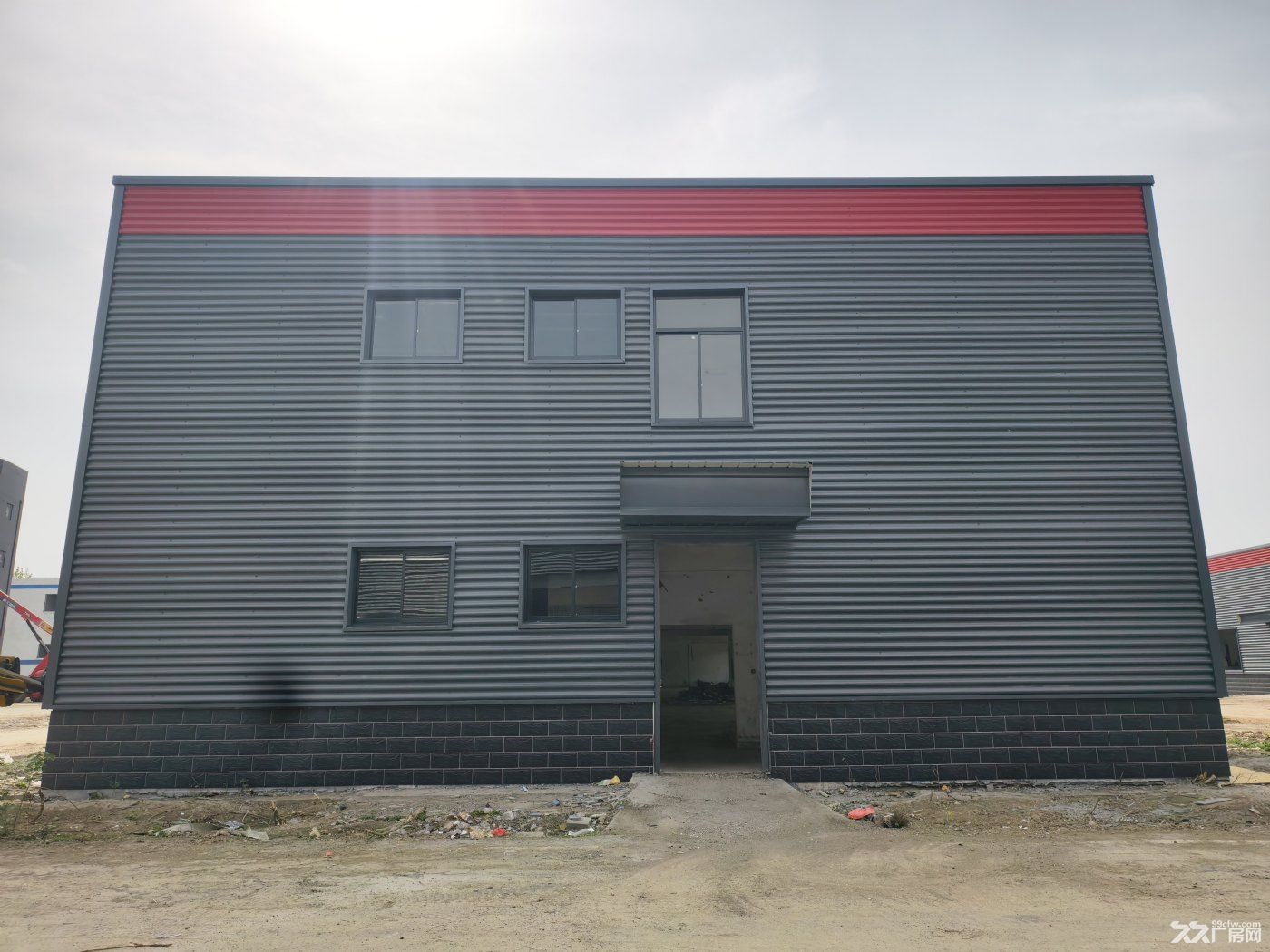 243 亩厂房位于住宅集中区旁，6 公里商圈覆盖，主道环绕交通便捷 - 6