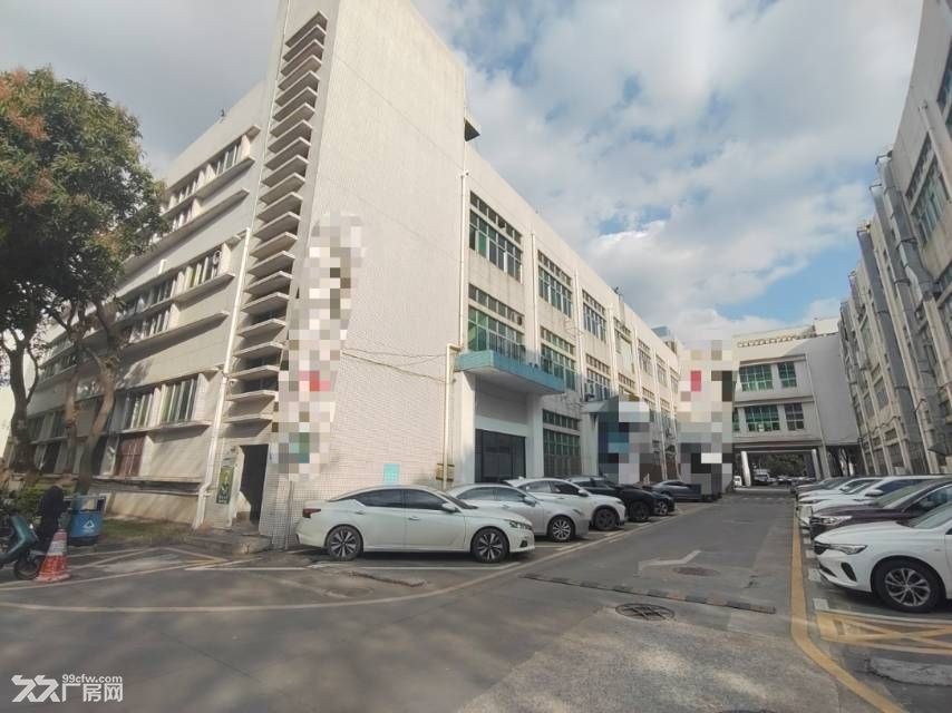 光明区凤凰街道一楼2400平 带办公室装修