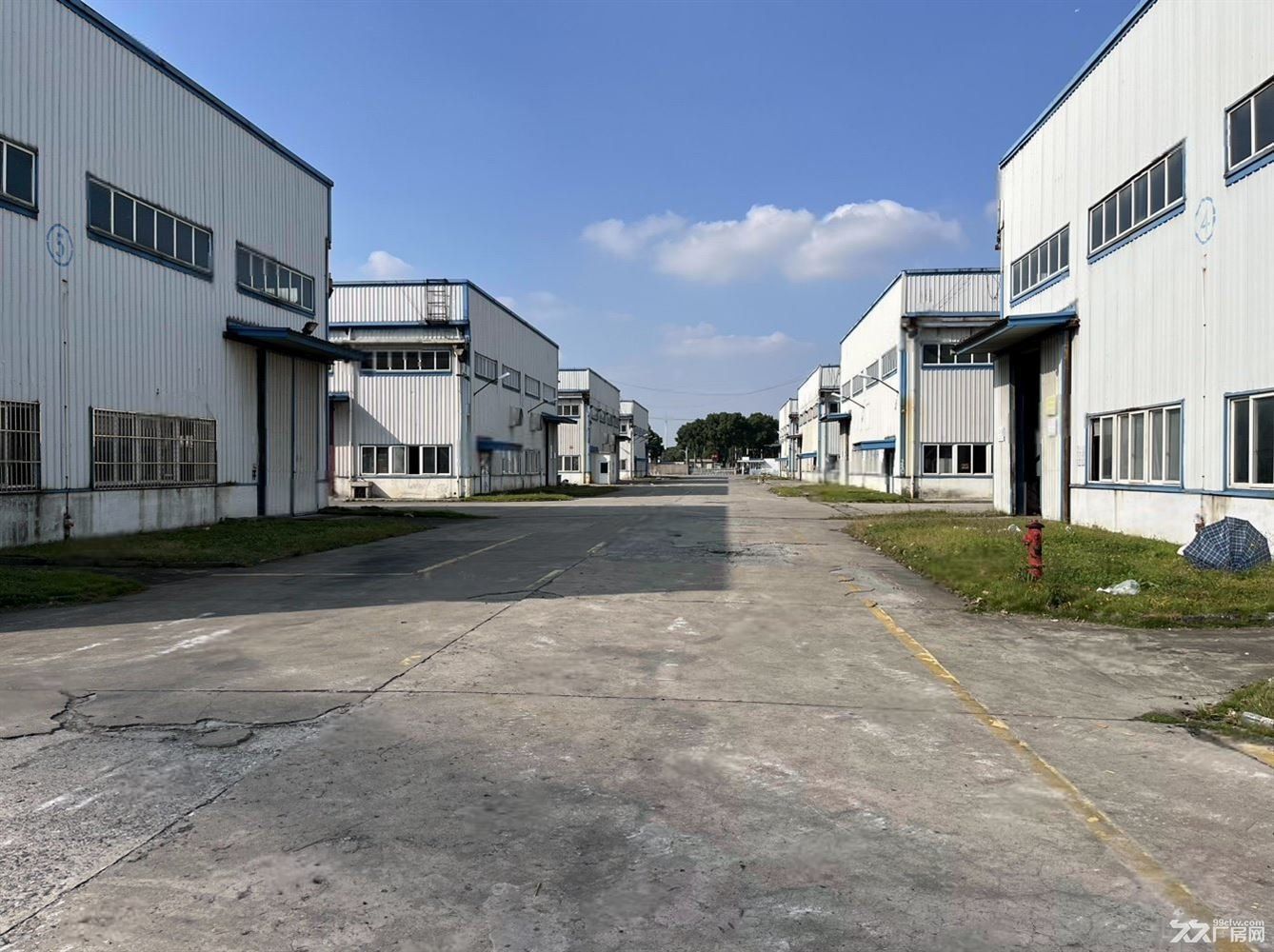 房东直租 独门独院1500平 8栋单层厂房场地15亩 可分