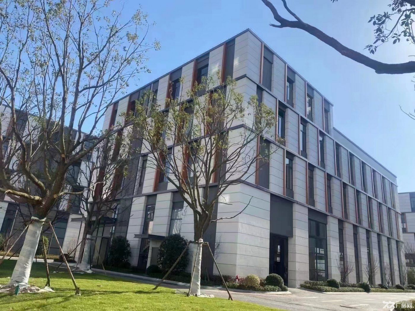 松江车墩总部研发办公独栋厂房出租,2680平方米,整租或分层出租