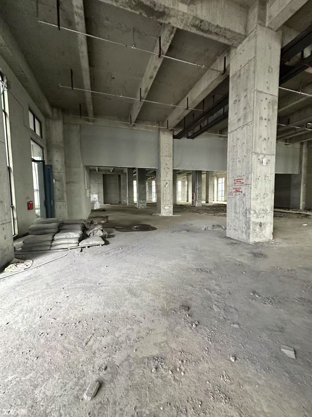 便宜厂房这里找,租金五毛起,配套齐全!