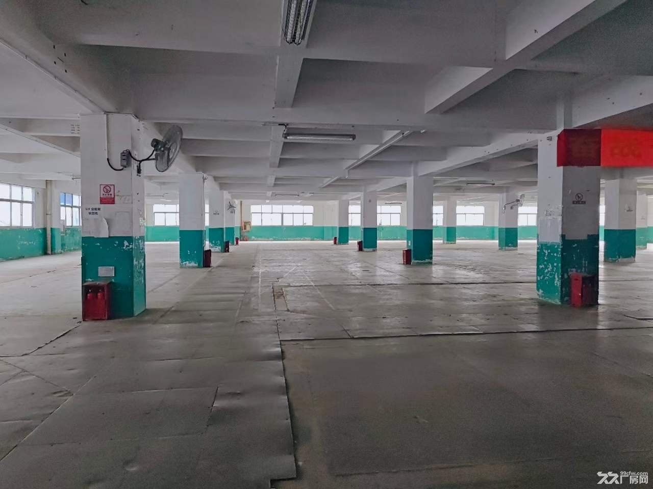 观澜大道旁地铁站旁一楼带卸货平台2700平厂房出租