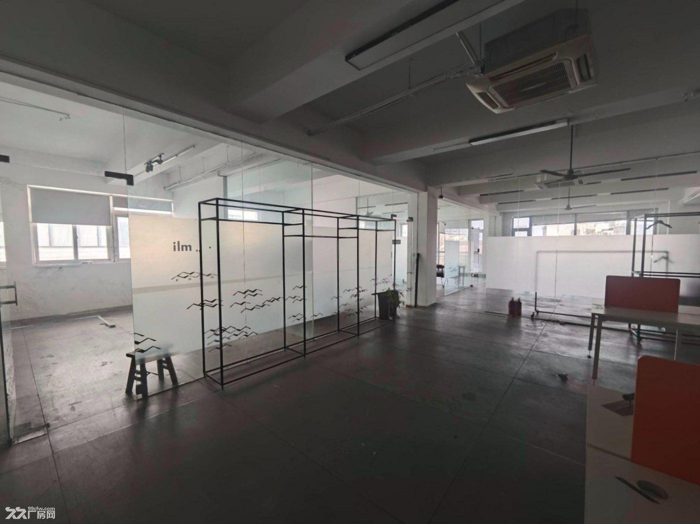 下沙3号大街沿街一楼300方带装修有展示面可随时入驻