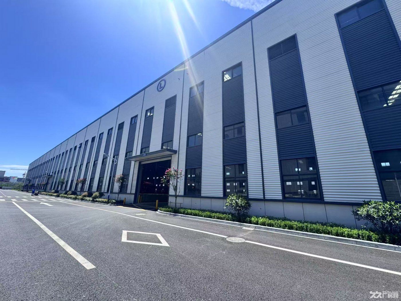 全新钢结构单层厂房出租,园区内配套齐全。