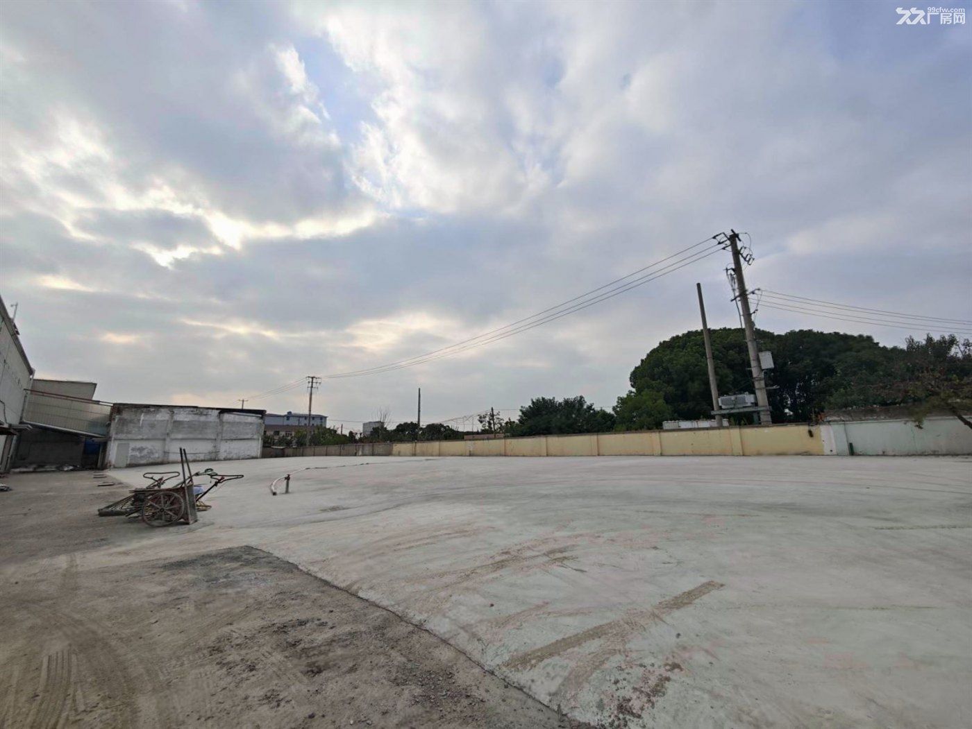 无：单层厂房350平带行车 另有2亩水泥地  可加工 住人烧饭