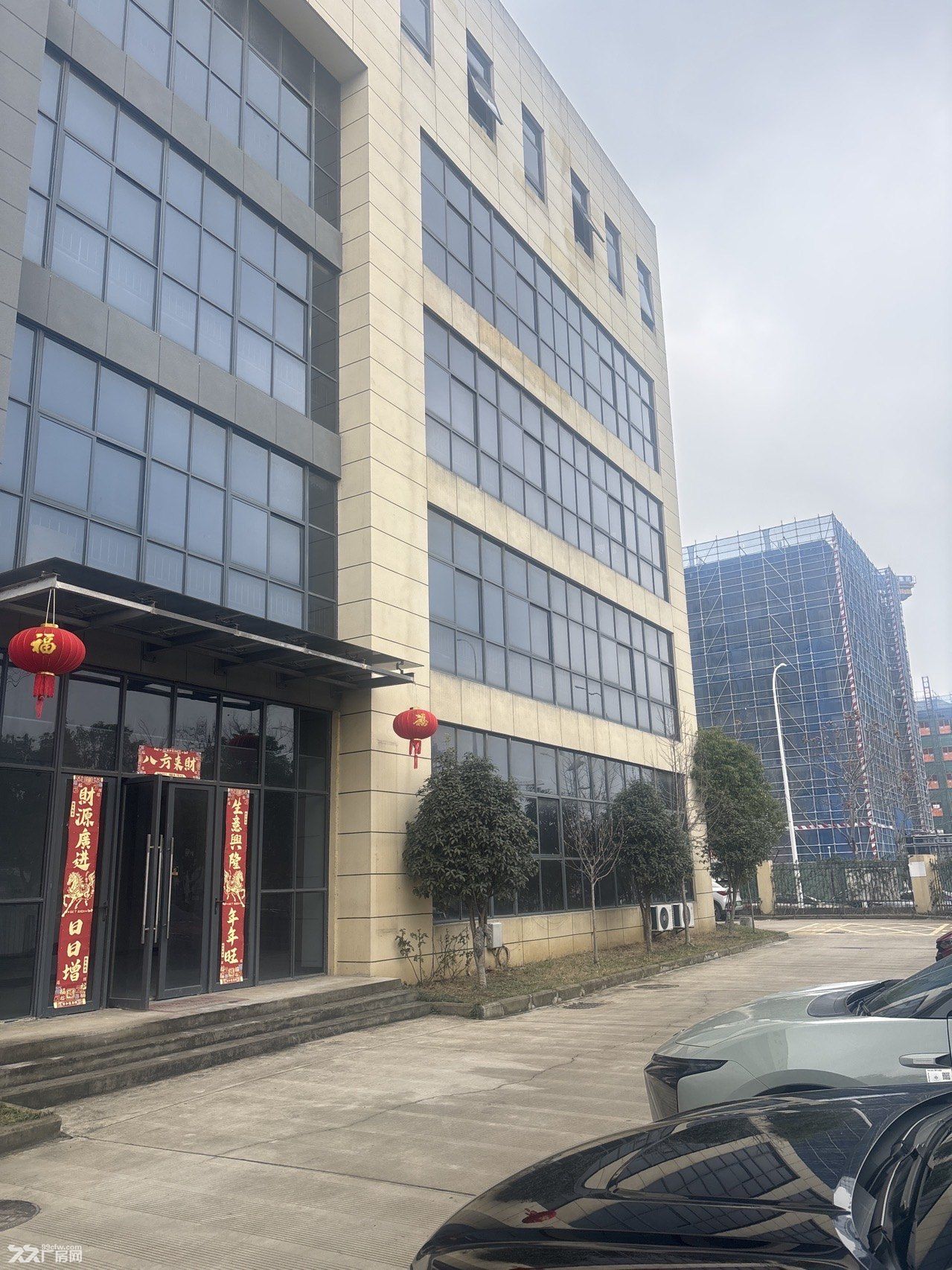 位置好 一楼楼层高 有办公室 可合租