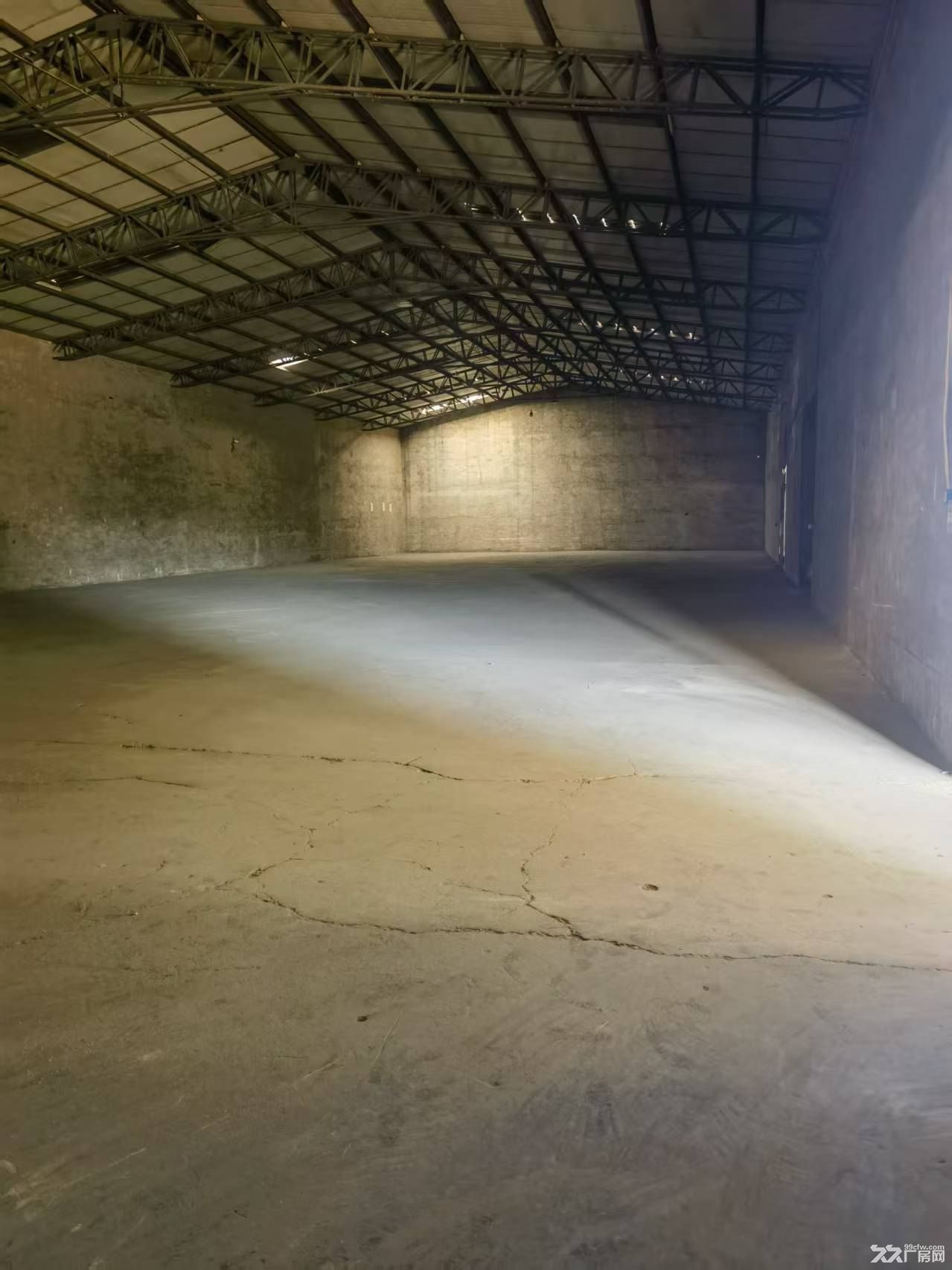 顺义库房1800 平米 配套办公住宿