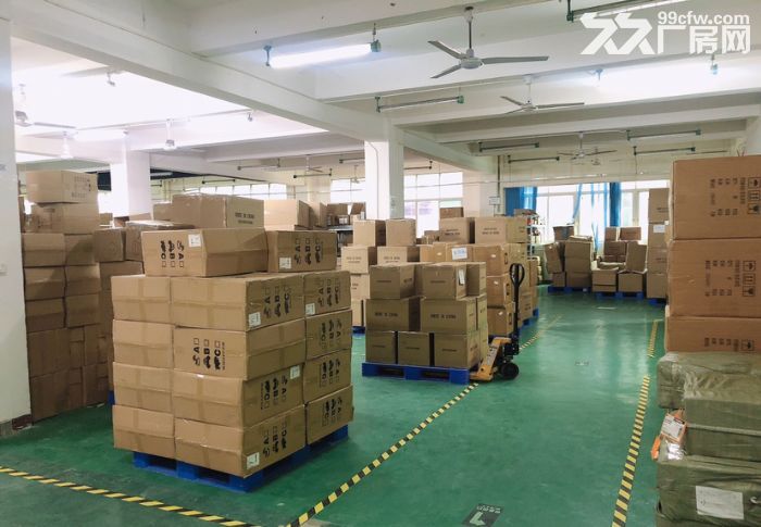 坂田新地铁口附近楼上厂房1580平出租,有电梯,配套宿舍办公室