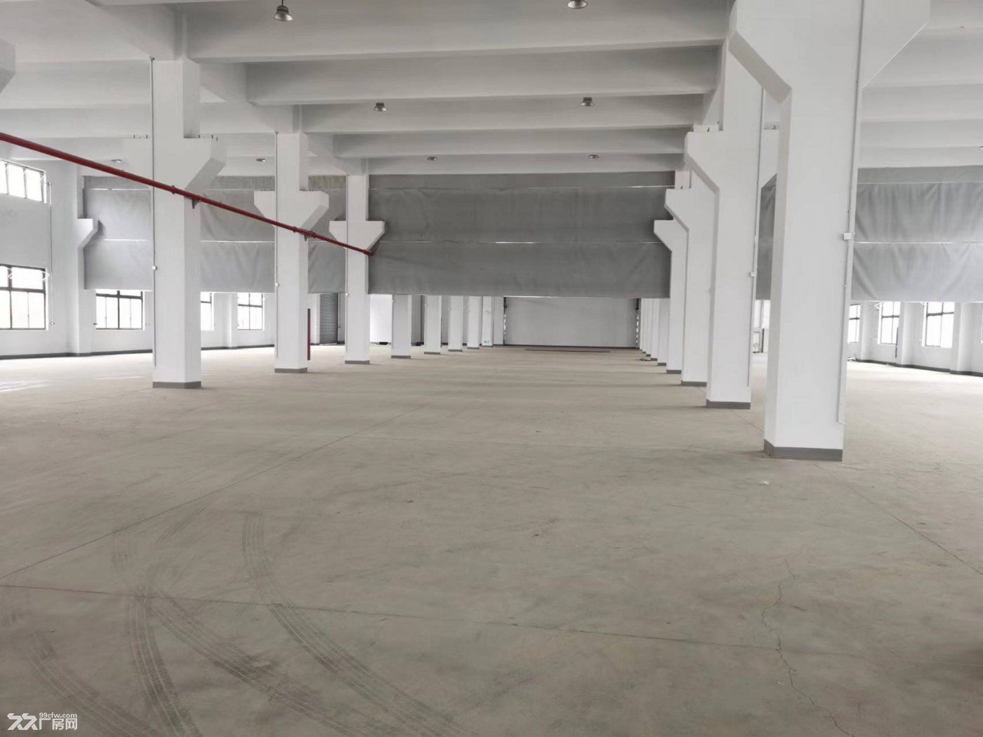 吴江开发区一楼2200平方 带二部航车 场地大 高7米