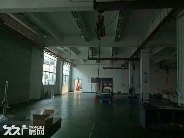 凤岗周边原房东出租一楼厂房2500平方,带多部行车