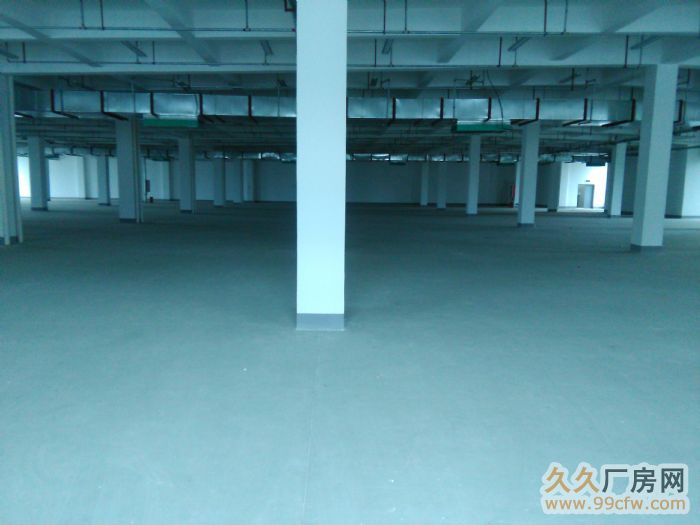 江宁开发区殷巷板块,园区大门位于双龙大道,是通往市中心的八车