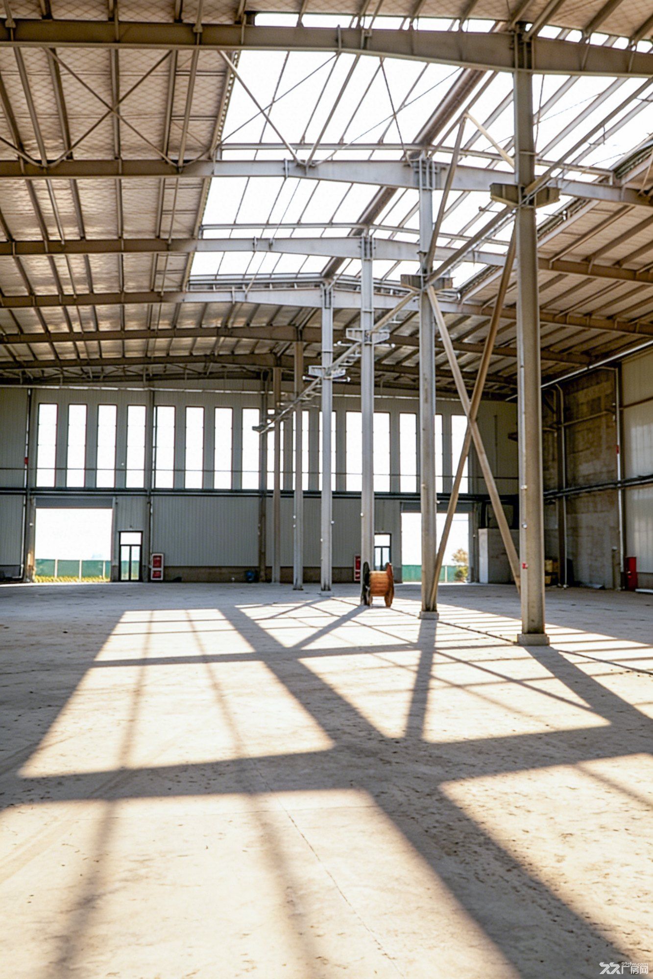 空港 3500—6200 m²定制火车头厂房，名额有限。 - 6