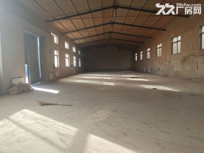 于洪区北里官高速口附近库房1300平,办公300平出租,厂房砖混结构,举架6米, - 3