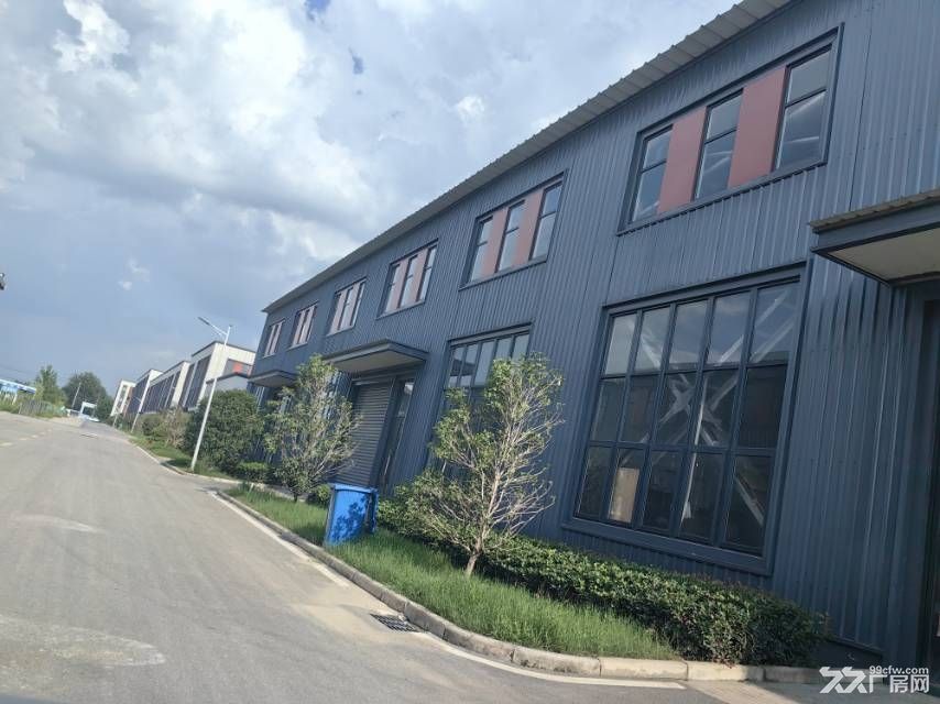 10米的层高，10T的承重，可以分割二层三层做办公休息区，