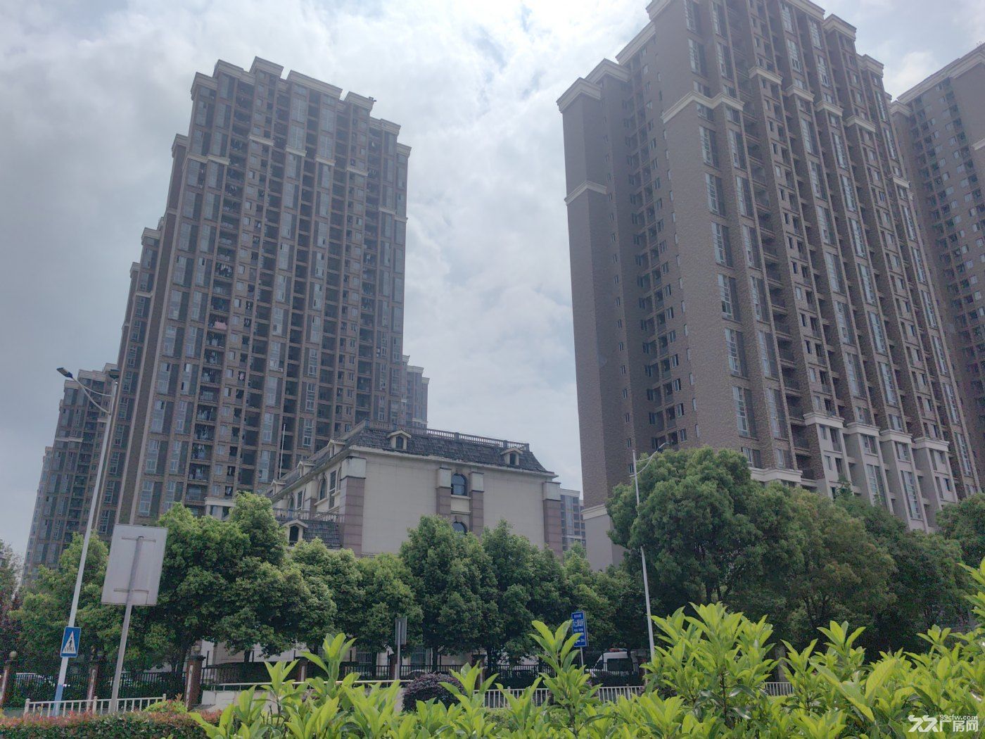 两江新区,轻轨站+公租房,400㎡精装厂房出租 - 5