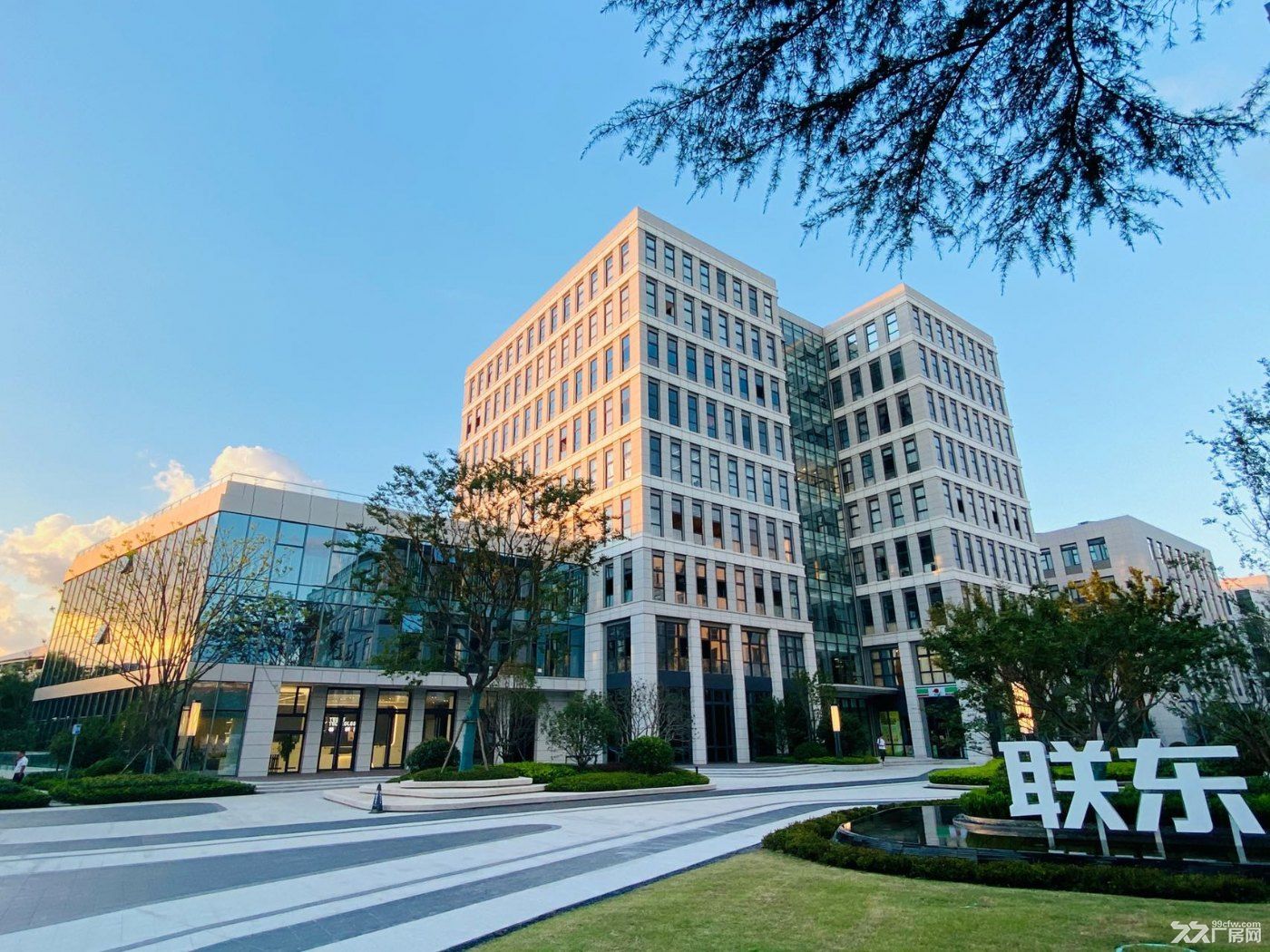 紧邻上海外环，宝山工业园核心区104厂房 - 4