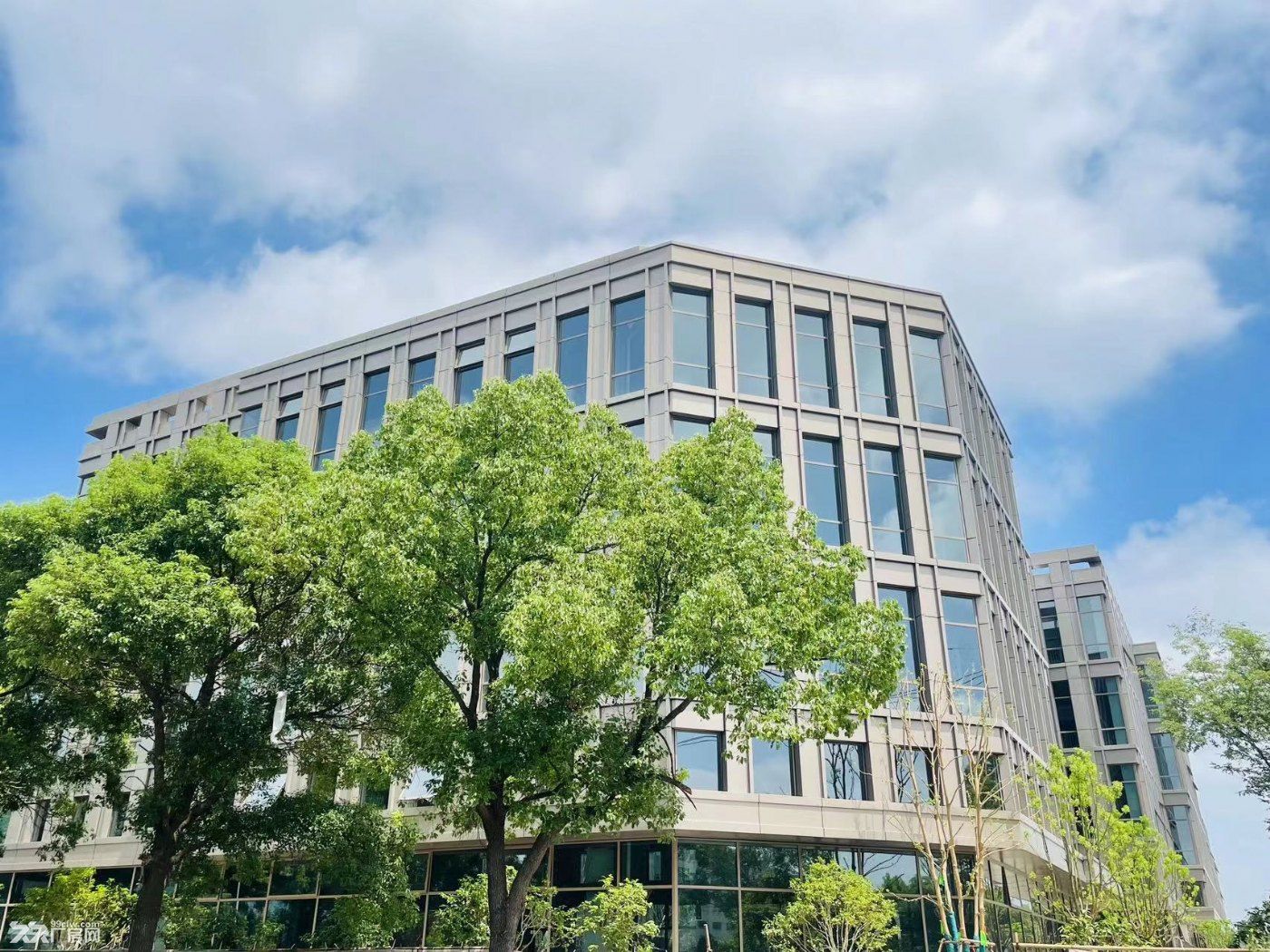 松江104地块产业园区独栋研发办公厂房出售,2200平方米起售 - 3