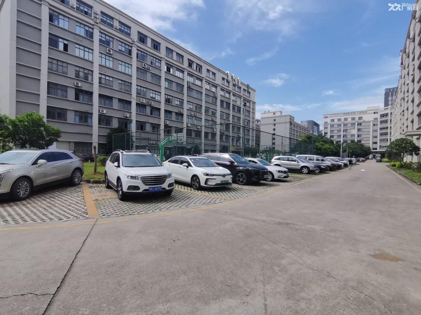 深圳宝安石岩北环地铁口附近7600平独院厂房出租