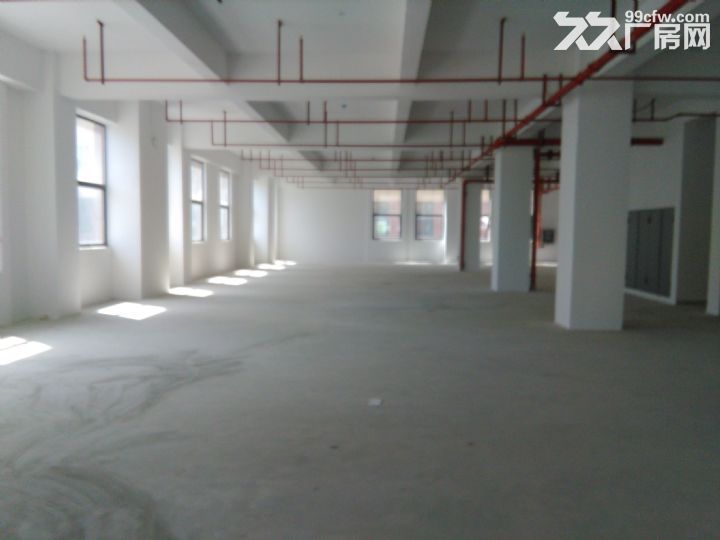 秣陵2000平米厂房出租。交通方便,大车好进。厂房为多层结构