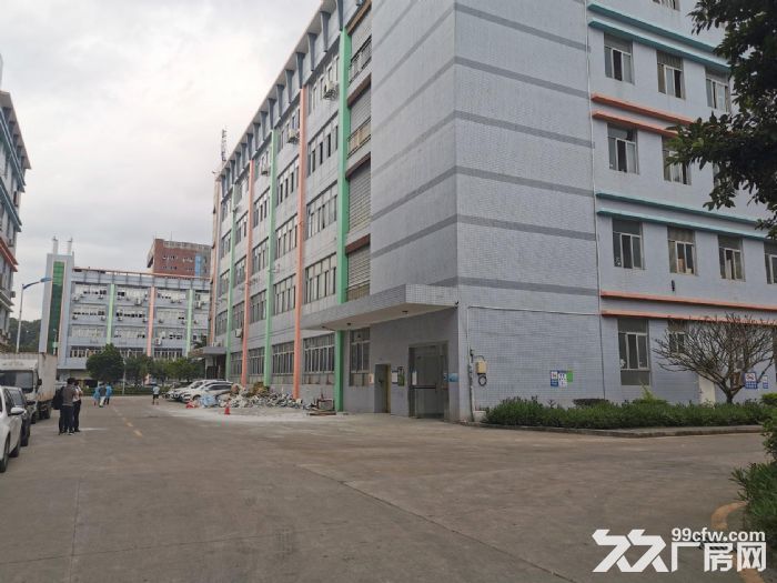 光明区龙大高速出口附近，高新区原房东厂房2100平，有消防批文