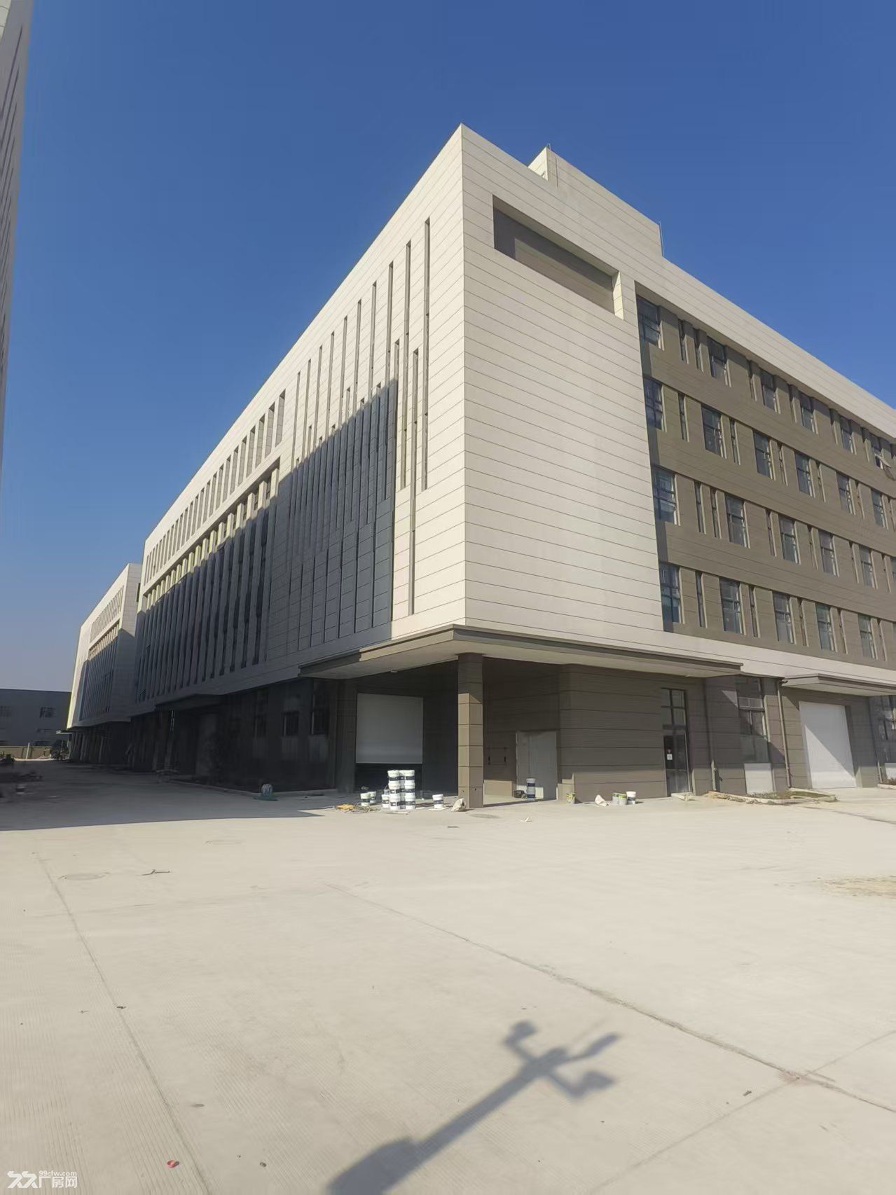 单价9.7元带装修厂房出租中，多套可分租，大车进出方便