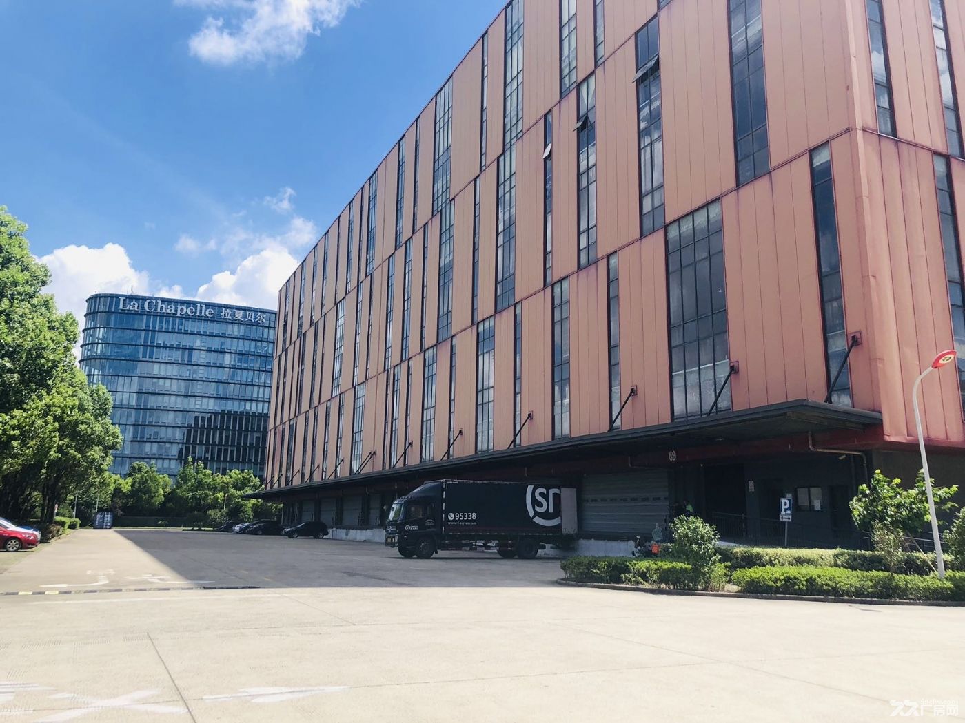 闵行莲花南路地铁口旁高平台仓库出租,价格9毛,面积可灵活分割 - 2