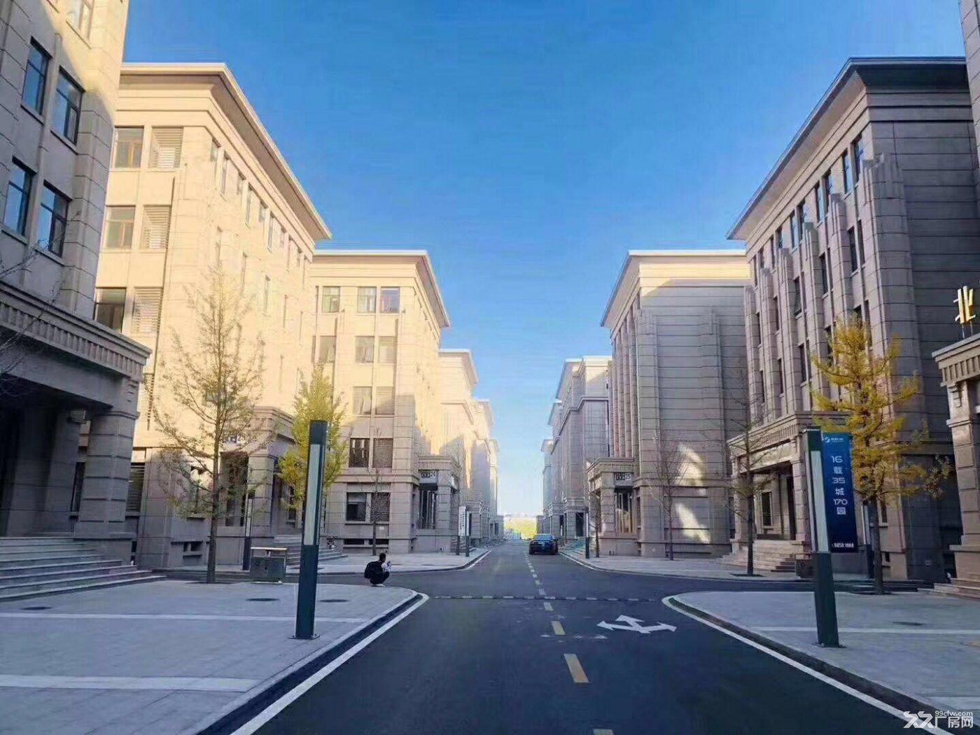 花园式企业总部园,由简欧风格建筑组成,大气庄重,彰显企业形象。 - 2