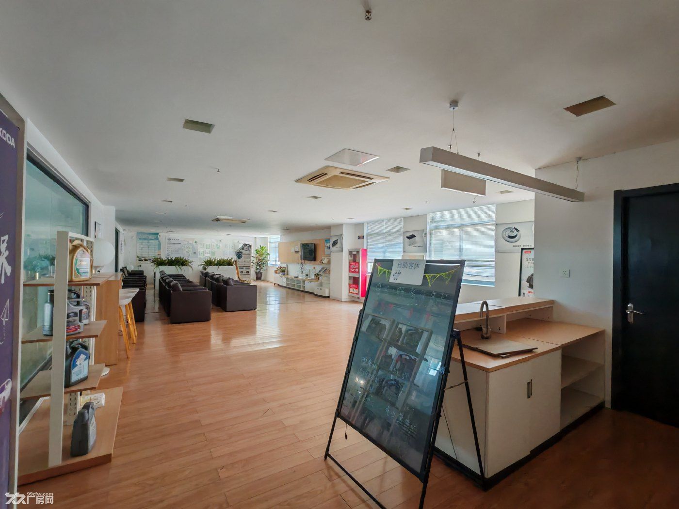 原大众4S店，展厅+维修工位+烤漆房+办公区+客户休息区+独立停车场地，奔驰为邻 - 5