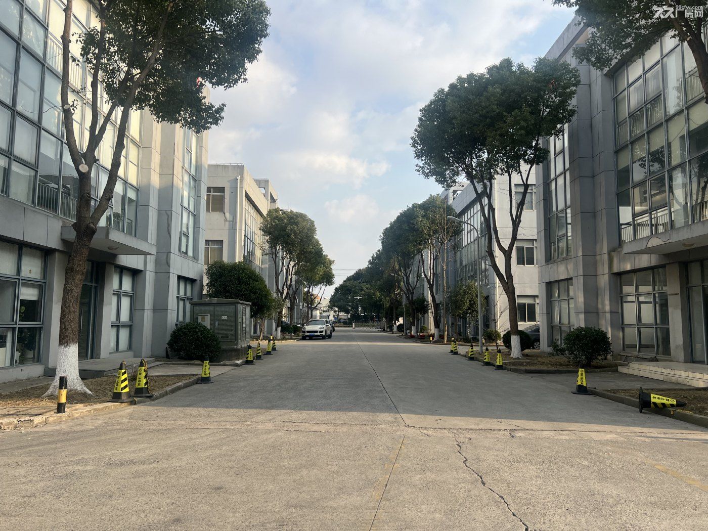金山2100平方单层火车头出售,104地块带5吨行车 - 2