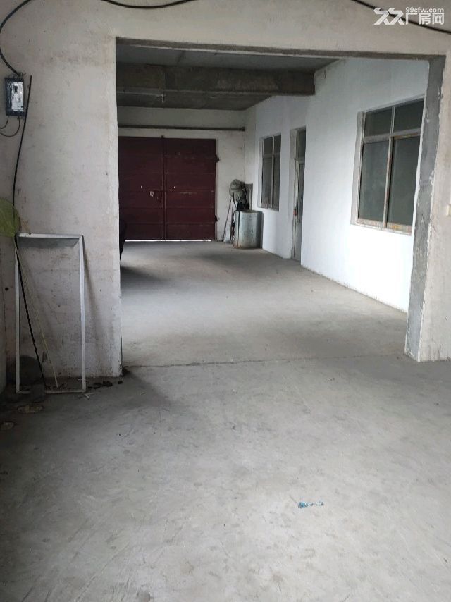 本房水电齐全有三相电交通方便紧靠高架路